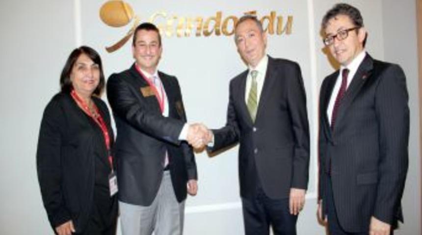 Can Bonomo Konserinden Elde Ettikleri Geliri Kanserli &Ccedil;ocuklara Verdiler