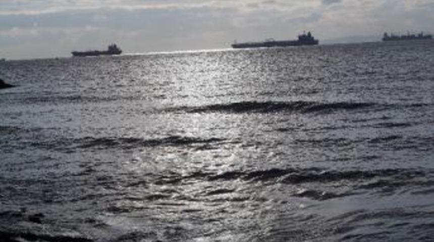 Gemiler Şark&ouml;y A&ccedil;ıklarında Demir Attı