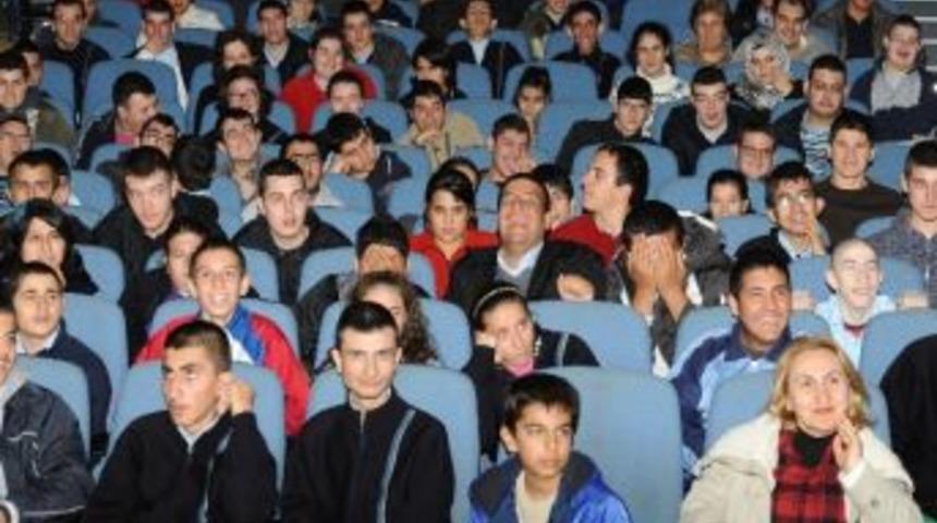 Engelli &Ccedil;ocukların Tiyatro Keyfi