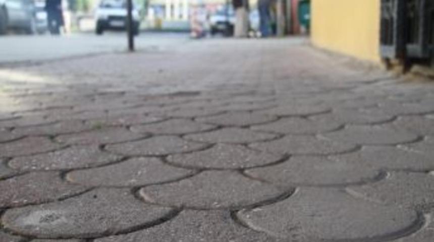 Akyazı Belediyesi Parke Yama &Ccedil;alışmaları Devam Ediyor