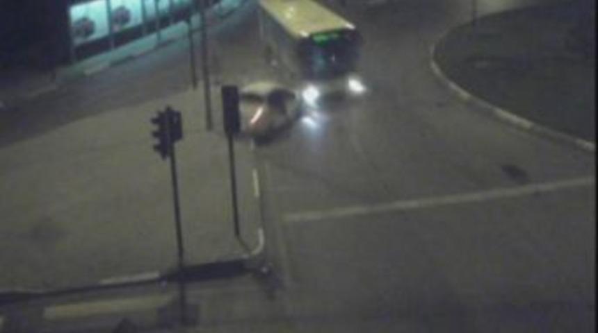 Camdan Fırlayan Yolcu Otomobilin Altında Kaldı