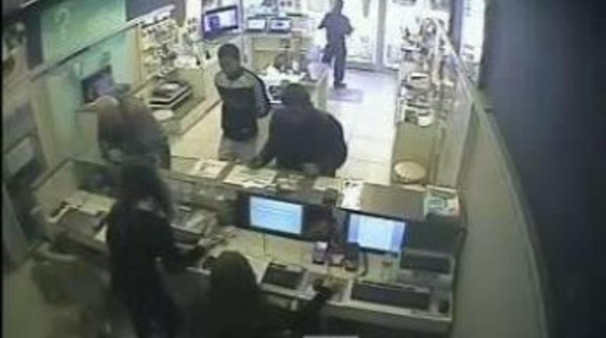 &Ccedil;aldıkları Bilgisayara Adapt&ouml;r Almaya Gelince Yakalandılar