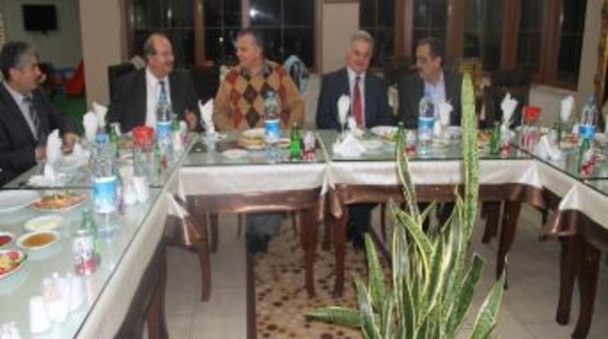 Başkan Yazıcı Sa&uuml; Rekt&ouml;r&uuml; Ve Amerikalı Misafirleri Akyazı&rsquo;da Bir Araya Getirdi