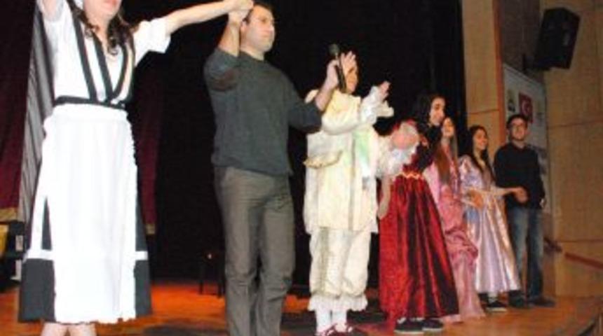 Tatvan&rsquo;da 'Hastalık Hastası' Sahnelendi