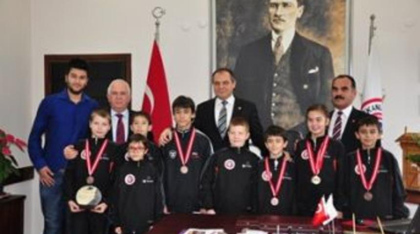 Başarılı sporculardan başkana ziyaret