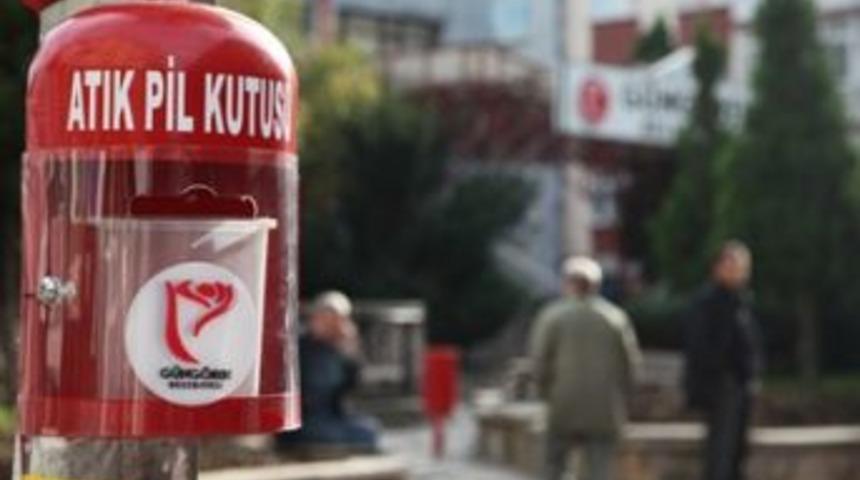 G&uuml;ng&ouml;ren&rsquo;de atık pil kutuları sokağa &ccedil;ıktı