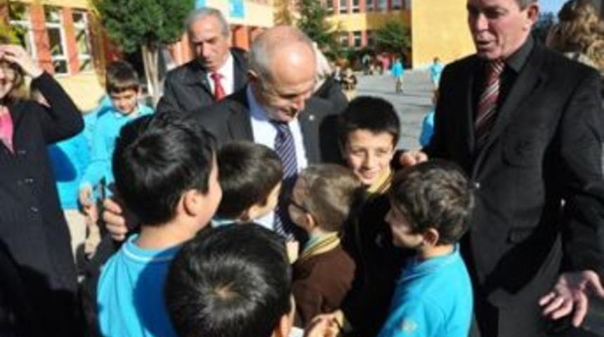 Akg&uuml;n: &ldquo;Eğitime katkı sağlamak zorundayız&rdquo;