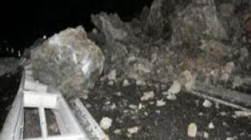 Elazığ-Malatya Yolunda Heyelan