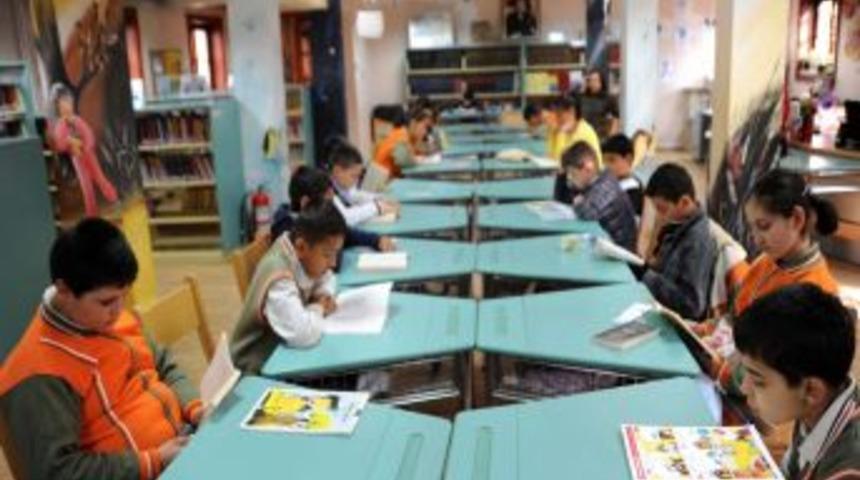 Gen&ccedil;lik Merkezi &Uuml;yeleri K&uuml;t&uuml;phaneyi Ziyaret Etti