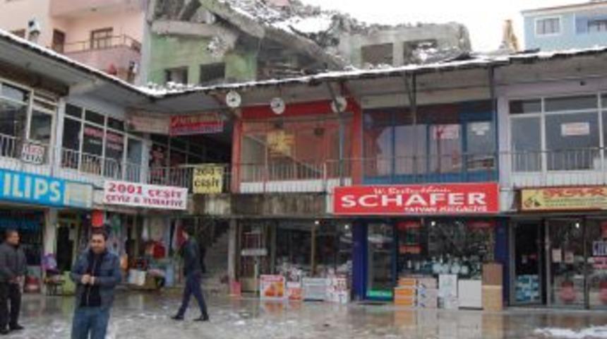 Yıktırılan Bina Esnafa Zor Anlar Yaşattı