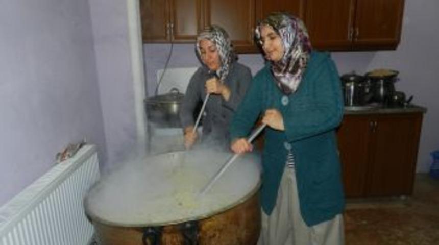 Derik&rsquo;te Yaklaşık Bin 500 Kişiye Aşure Dağıtıldı