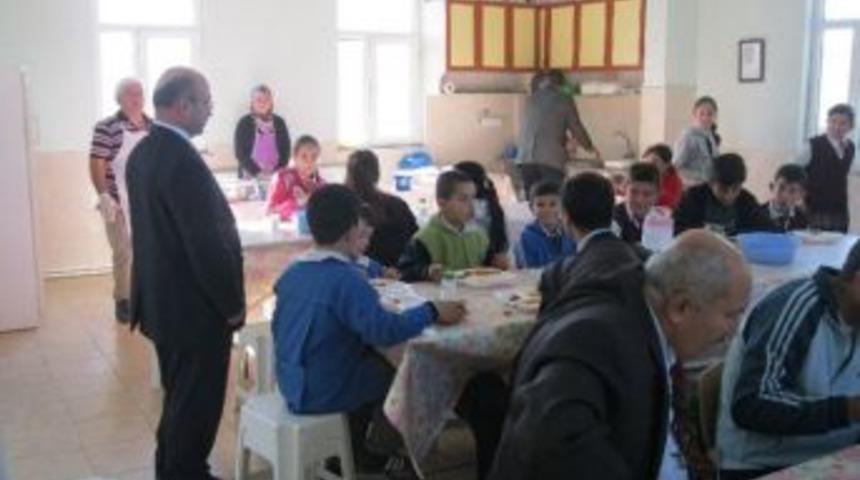 M&uuml;d&uuml;r Cebeci, Kutluhallar İlk&ouml;ğretim Okulu'nu Ziyaret Etti