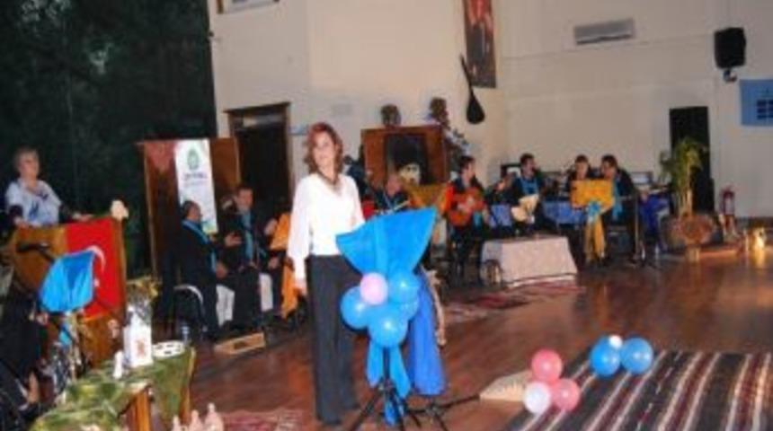 Edremit&rsquo;te T&uuml;rk Halk M&uuml;ziği Korosu Coşturdu