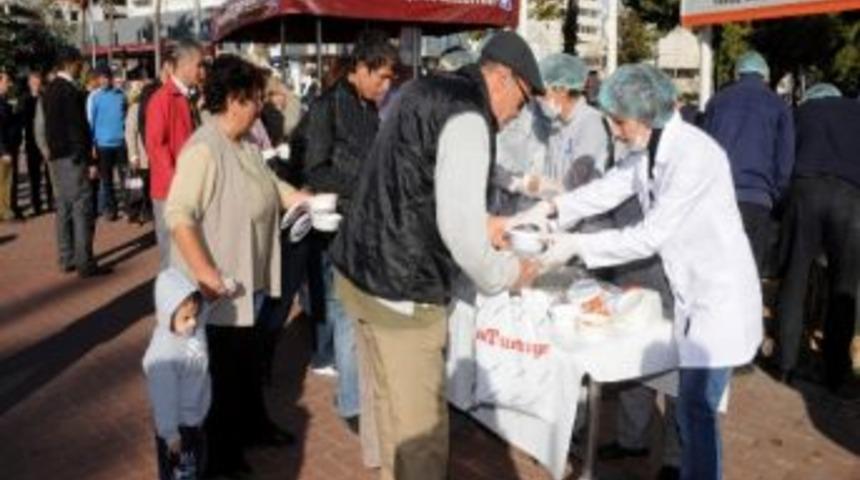 Antalya B&uuml;y&uuml;kşehir Belediyesi 15 Bin Kişiye Aşure Dağıttı