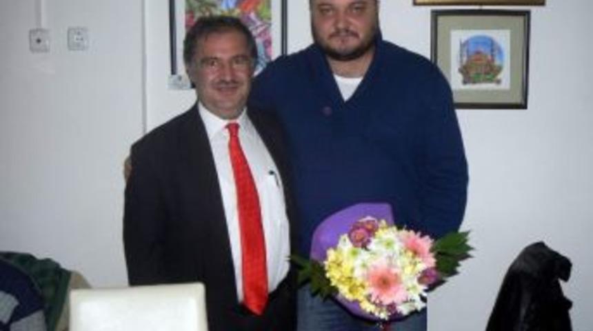 Boz&uuml;y&uuml;k Esnafından Engellilere Yemek