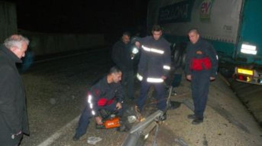 Yağmurda Kayan Tır Bariyerlere &Ccedil;arptı, Faciaya Ramak Kaldı