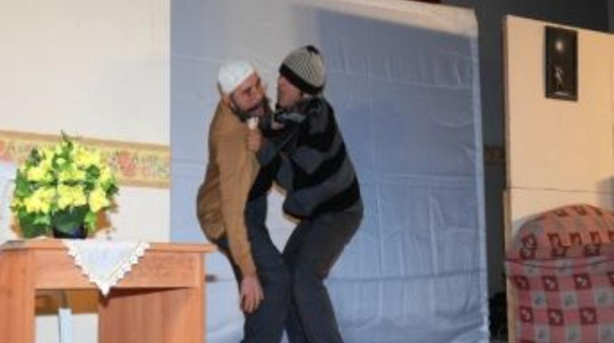 "kaybolan Hayatlar" Ceyhan'da Sahnelendi