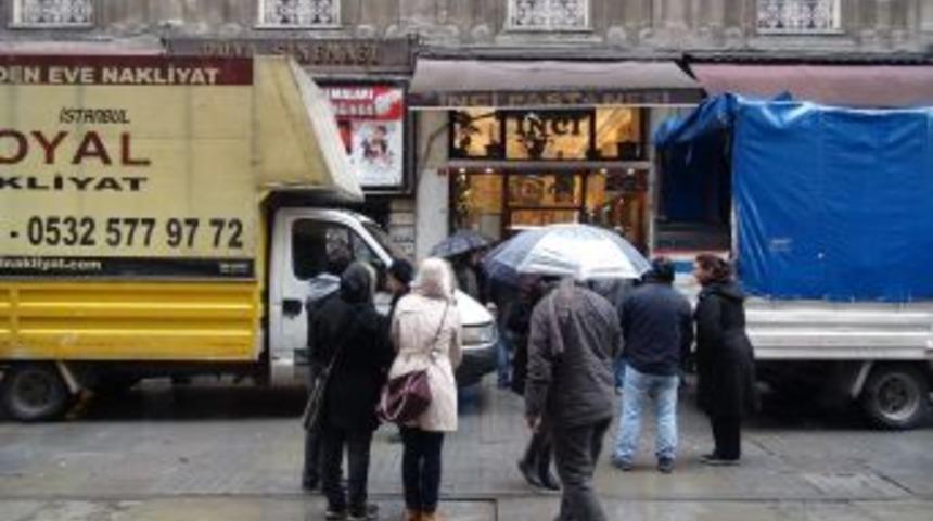 Yıkım Kararı &Ccedil;ıkan Tarihi Pastanenin Tatlıları Vatandaşlara Ikram Edildi