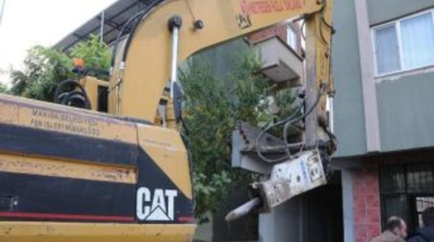 Ka&ccedil;ak Yapının Yıkımı Ger&ccedil;ekleştirildi