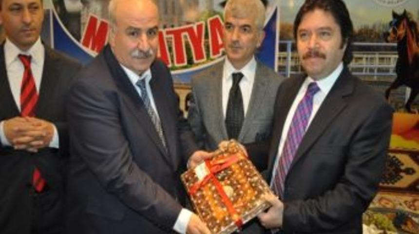 Vali Şahin&rsquo;e Malatya Kayısısı