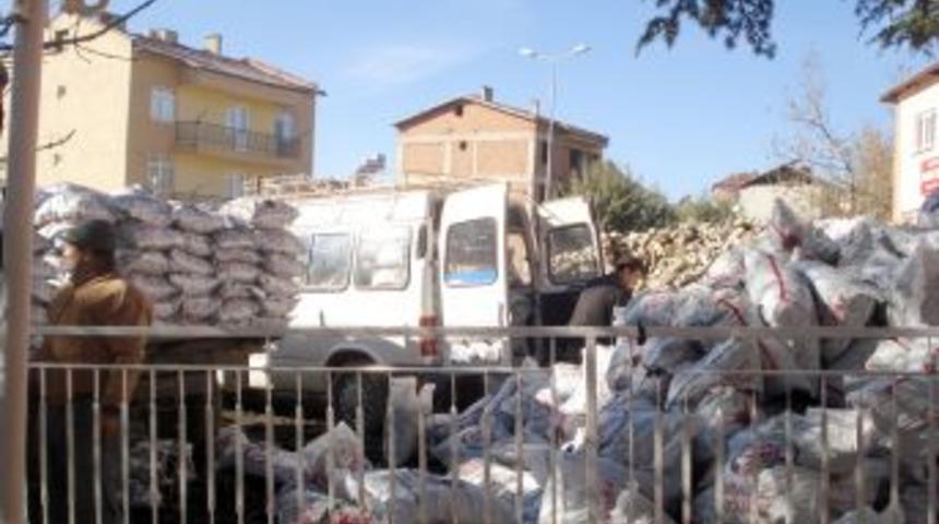 Pazarlar'da Fakir Ailelere K&ouml;m&uuml;r Dağıtımı Başladı