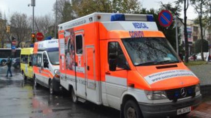 Avrupalı Aktivistler 6 Ambulansla Suriye&rsquo;ye Hareket Etti
