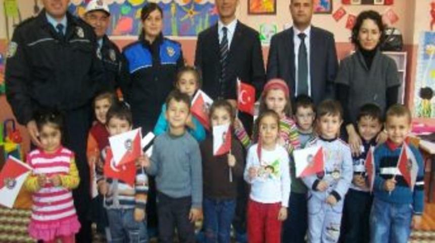 Toplum Destekli Polislerden Ana Sınıfı &Ouml;ğrencilerine Eğitim