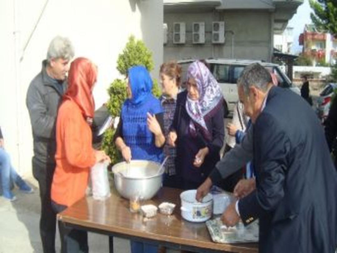 Mhp’li Bayanlar Aşure Dağıttı