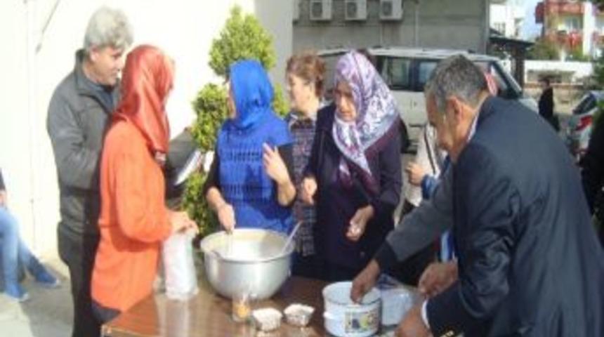 Mhp&rsquo;li Bayanlar Aşure Dağıttı