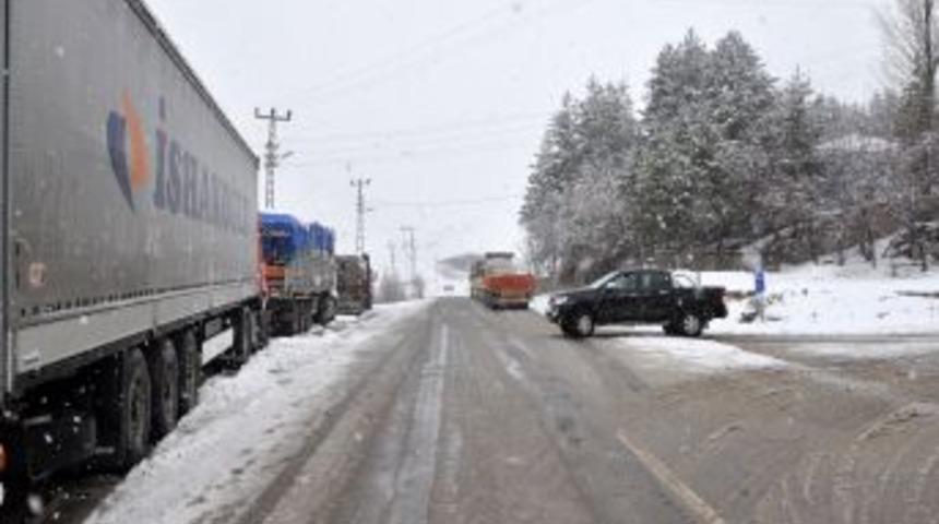P&uuml;l&uuml;m&uuml;r&rsquo;de Yoğun Kar Yağışı Ulaşımı Olumsuz Etkiliyor