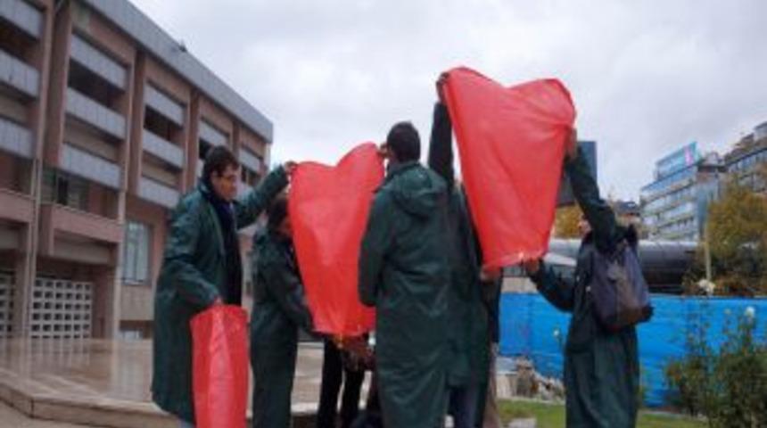 Oturma Eylemine 'virg&uuml;l' Koyan &Ouml;ğretmenler, Bakanlık Bah&ccedil;esinde Balon U&ccedil;urdu