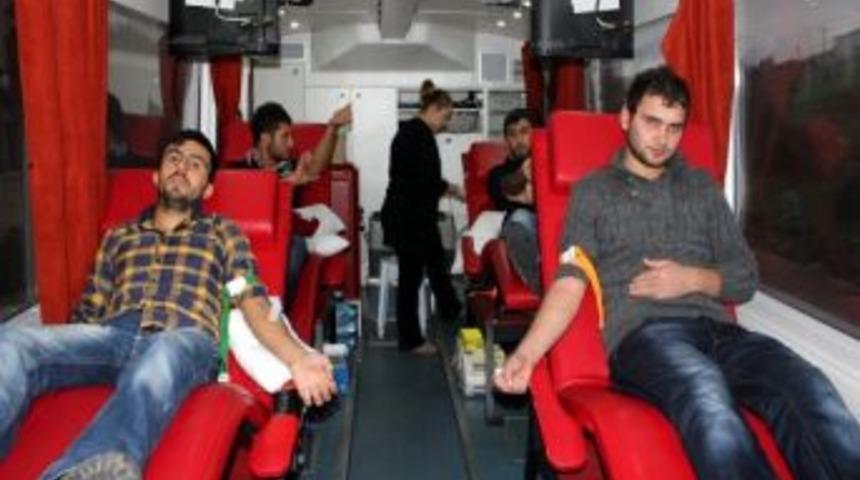 &Ouml;ğrencilerden Kan Bağışı
