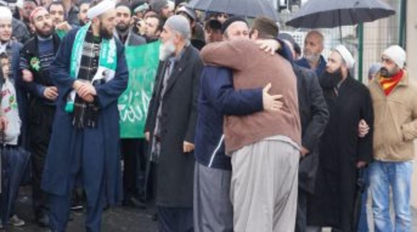 Metris Cezaevi &Ouml;n&uuml;nde Tahliye Sevinci