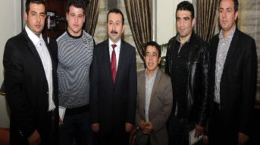 Rekt&ouml;r G&ouml;kbel Şampiyon Sporcuları Ağırladı