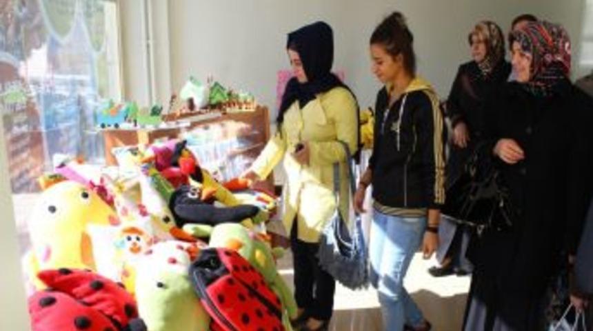 'Eğitici Annelik Kursu' &Ouml;ğrencileri Eserlerini Sergiledi
