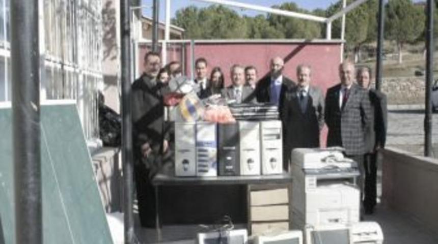 Cb&uuml;'den Kardeş Okuluna Bilgisayar Ve Spor Malzemesi Desteği