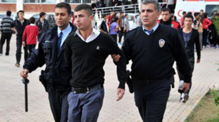 İnşaat demiri ve sopalarla lise baskını