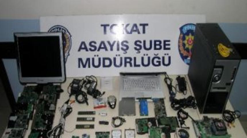 Hırsızlık Zanlısını Parmak İzi Ele Verdi