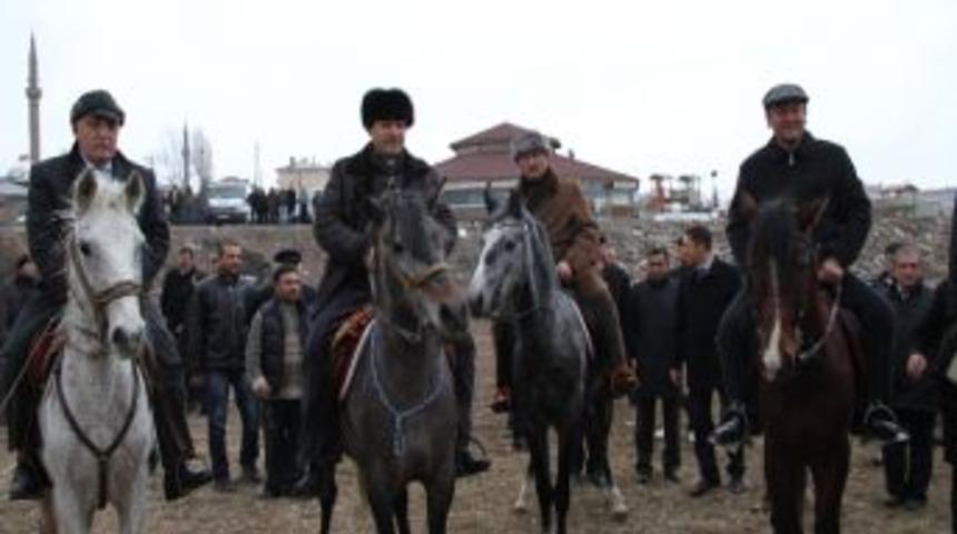 Vali Kura Nehri Vadisini At Sırtında Tanıttı