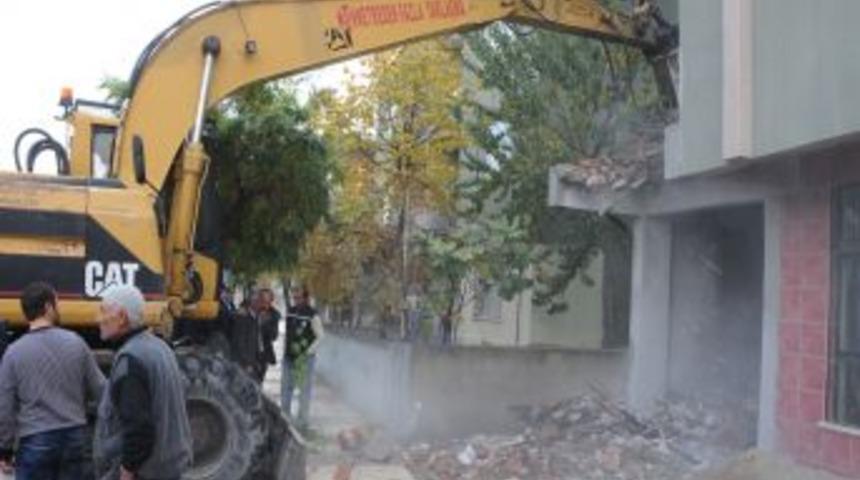 Ka&ccedil;ak Depo Belediye Tarafından Yıkıldı