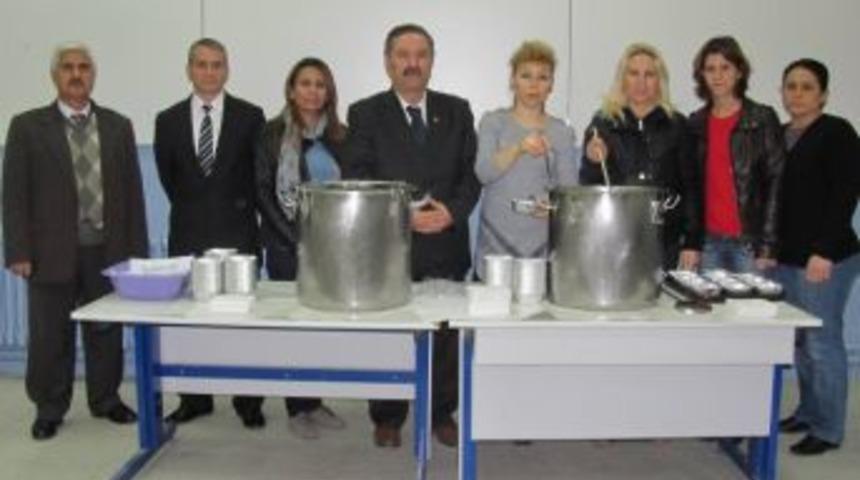 Salihli Cumhuriyet İlk&ouml;ğetim&rsquo;de Aşure G&uuml;n&uuml; Etkinliği D&uuml;zenlendi