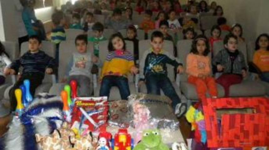 Anaokulu &Ouml;ğrencileri, Ihtiya&ccedil; Sahibi Minikler I&ccedil;in Hediye G&ouml;nderdi