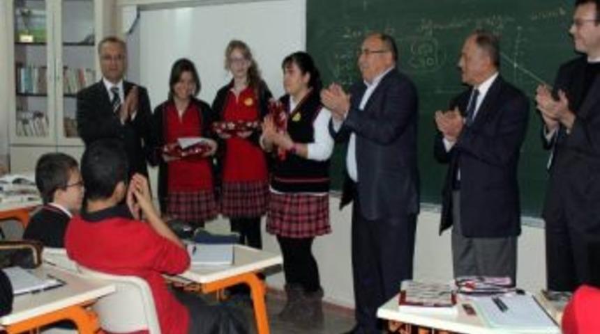 Salihli İlk&ouml;ğretim Okulu &Ouml;ğrencileri &Ouml;d&uuml;llerini Aldı