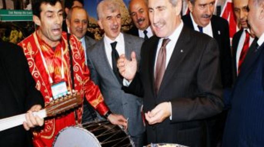 Bakan G&uuml;nay, Travel Turkey Fuarı'nda Malatya Standını Ziyaret Etti