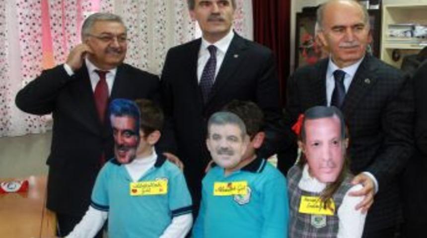 23 Yıllık &Ouml;ğretmen, Emekli Ikramiyesi Ile Okul Yaptırdı