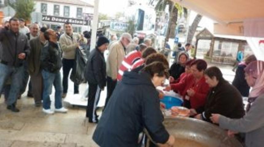 Kızılay Urla&rsquo;da Kan Bağışı Kampanyası D&uuml;zenledi, Aşure Dağıttı