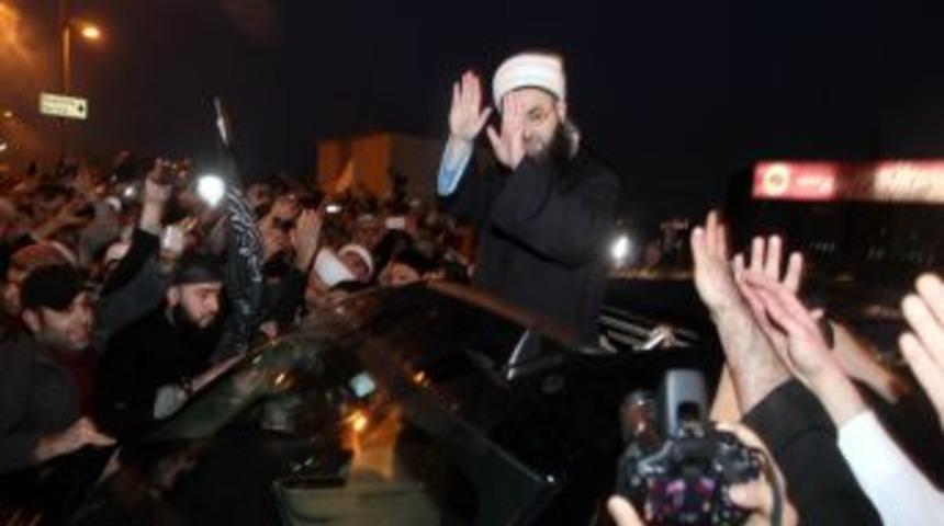 Cezaevinden &Ccedil;ıkan &Uuml;nl&uuml;'y&uuml; Sevenleri Karşıladı