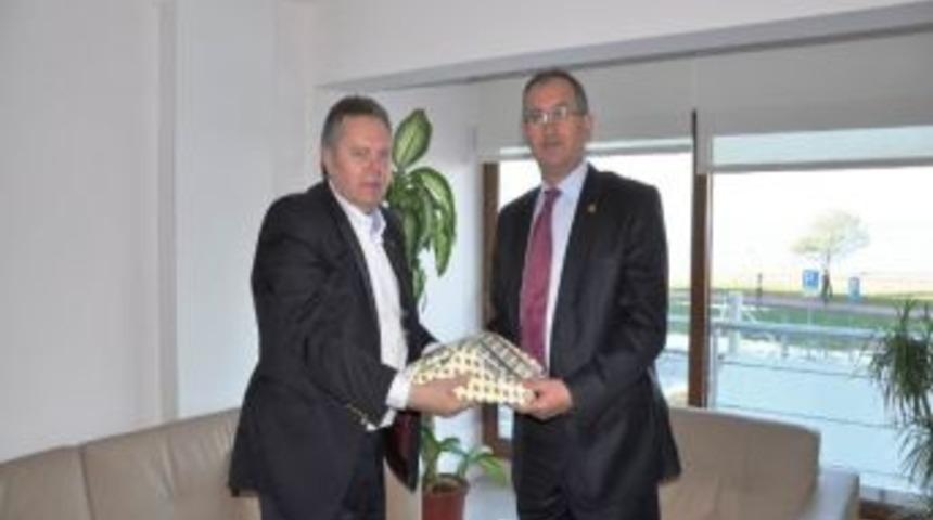 Ayvalık Belediye Başkanı T&uuml;rk&ouml;zen, İzmir&rsquo;de Temaslarda Bulundu