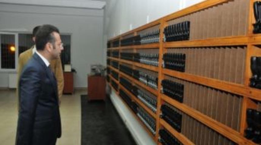 Vali Aksoy, Silah Fabrikasını Gezdi