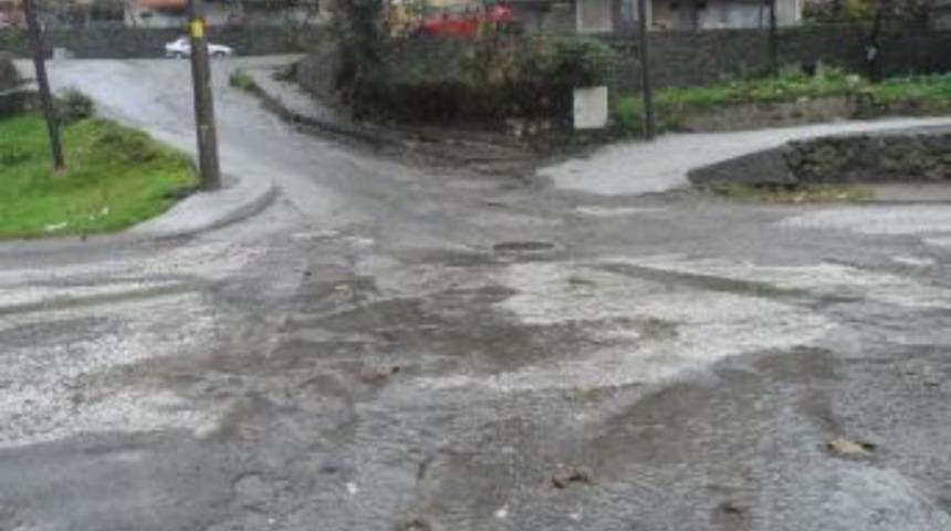 Yağmur Suları Yolu Tahrip ediyor